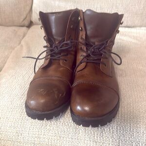 Izod boots with side zipper